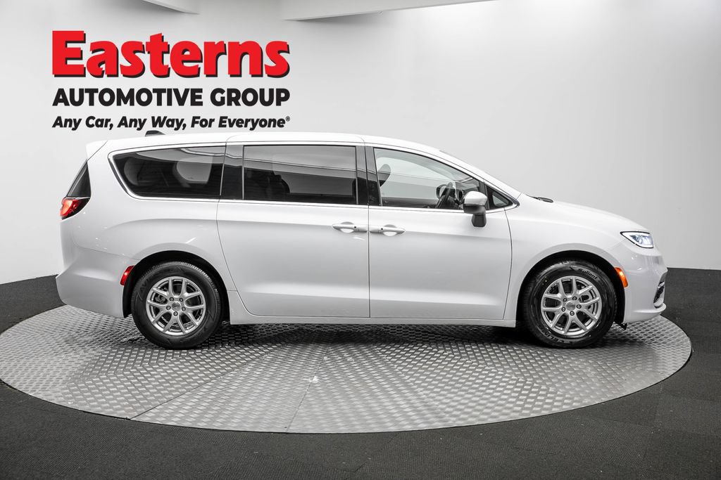 Used 2023 Chrysler Pacifica Touring-L FWD image 4