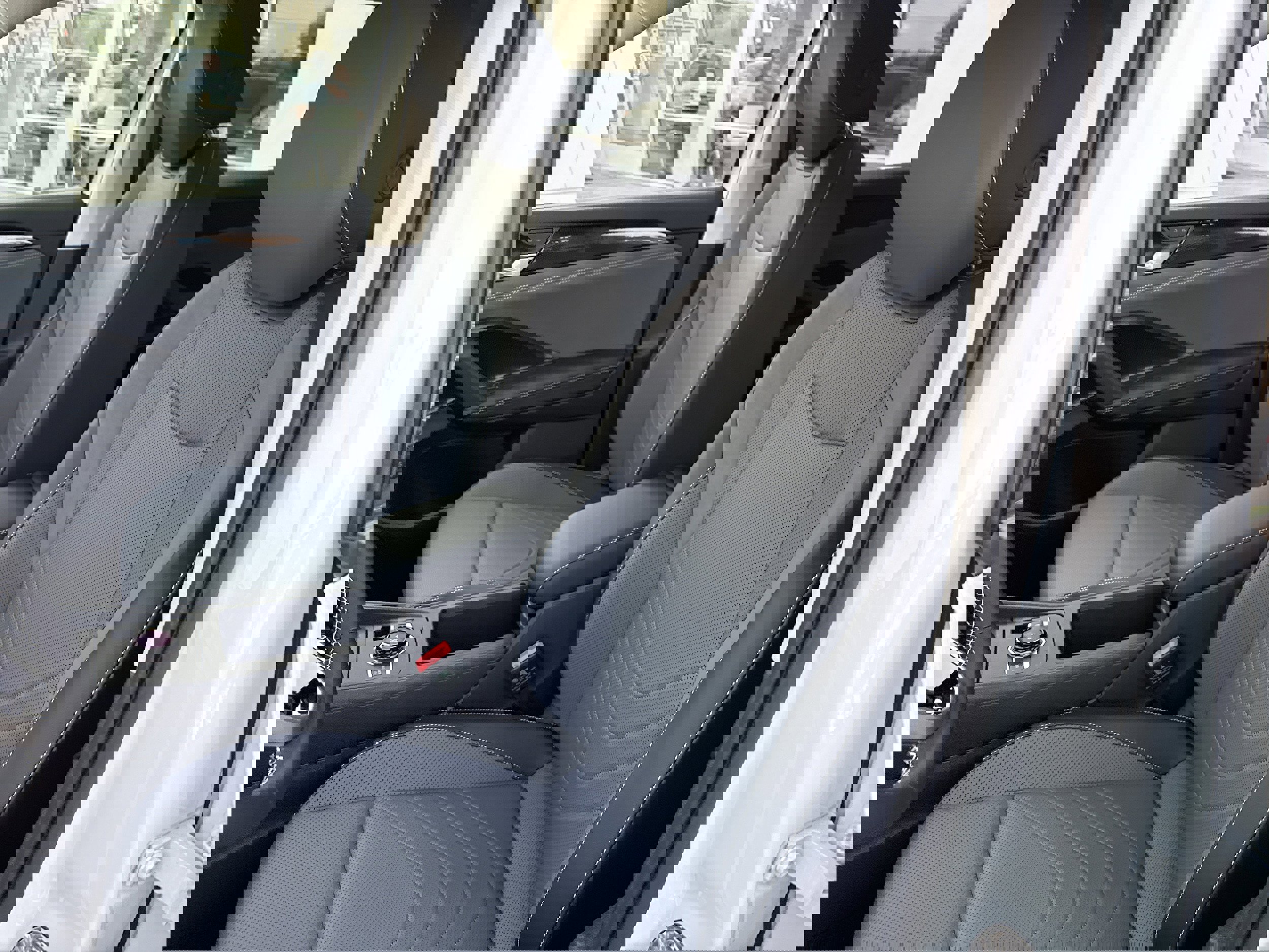 New 2025 Volkswagen Tiguan SE image 9