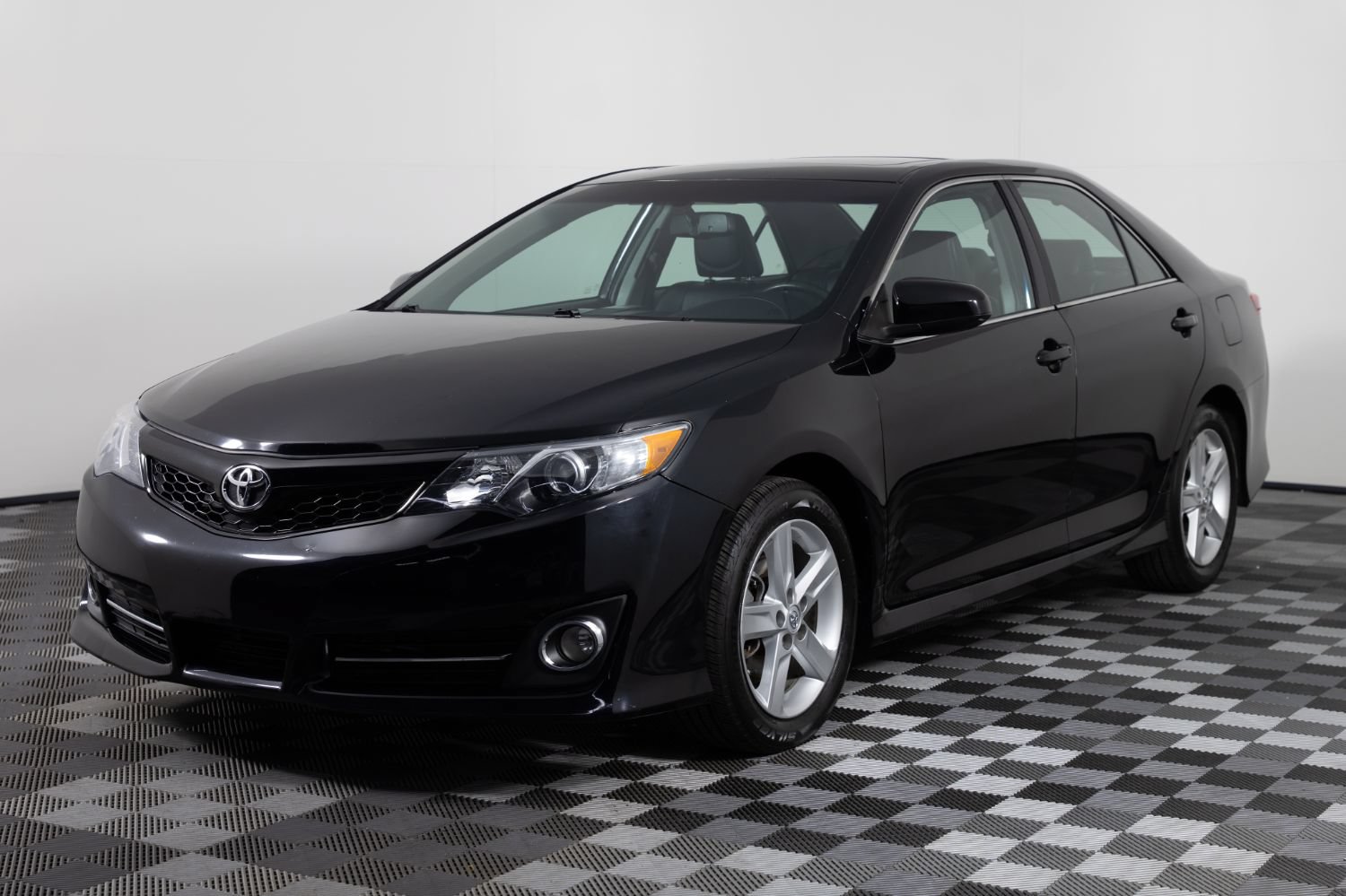 Used 2013 Toyota Camry SE w/ Convenience Pkg FWD image 2