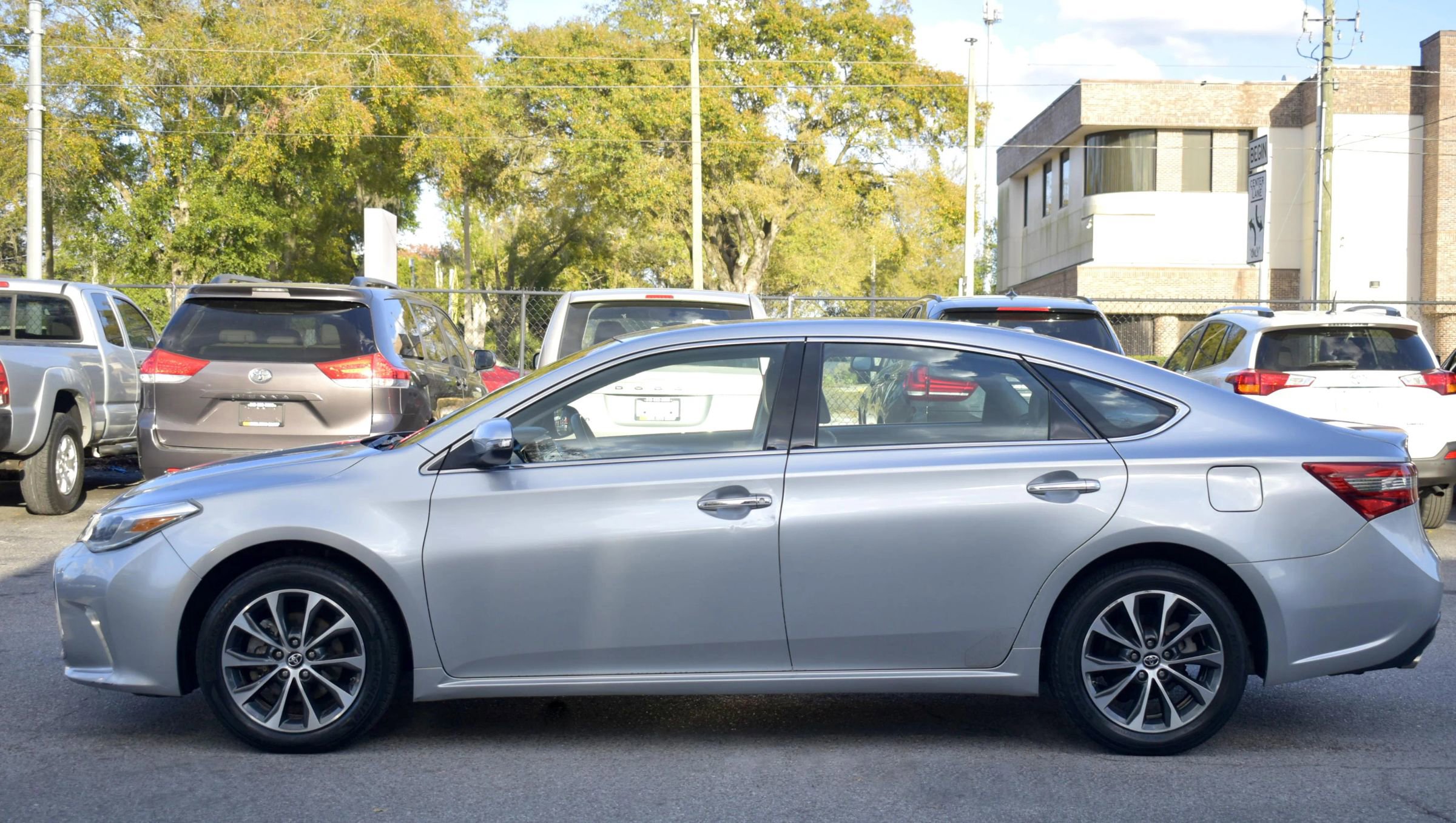 Used 2018 Toyota Avalon XLE image 4