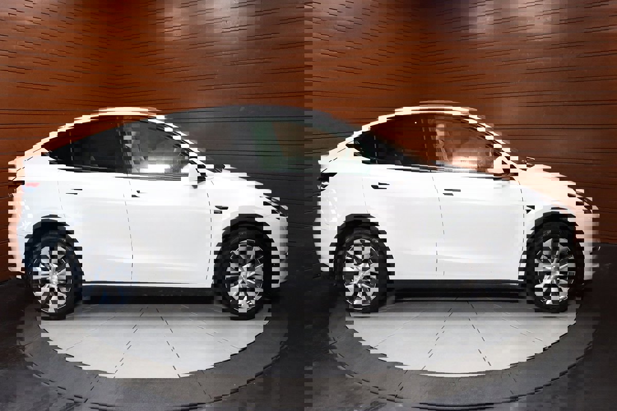 Used 2022 Tesla Model Y Long Range image 11