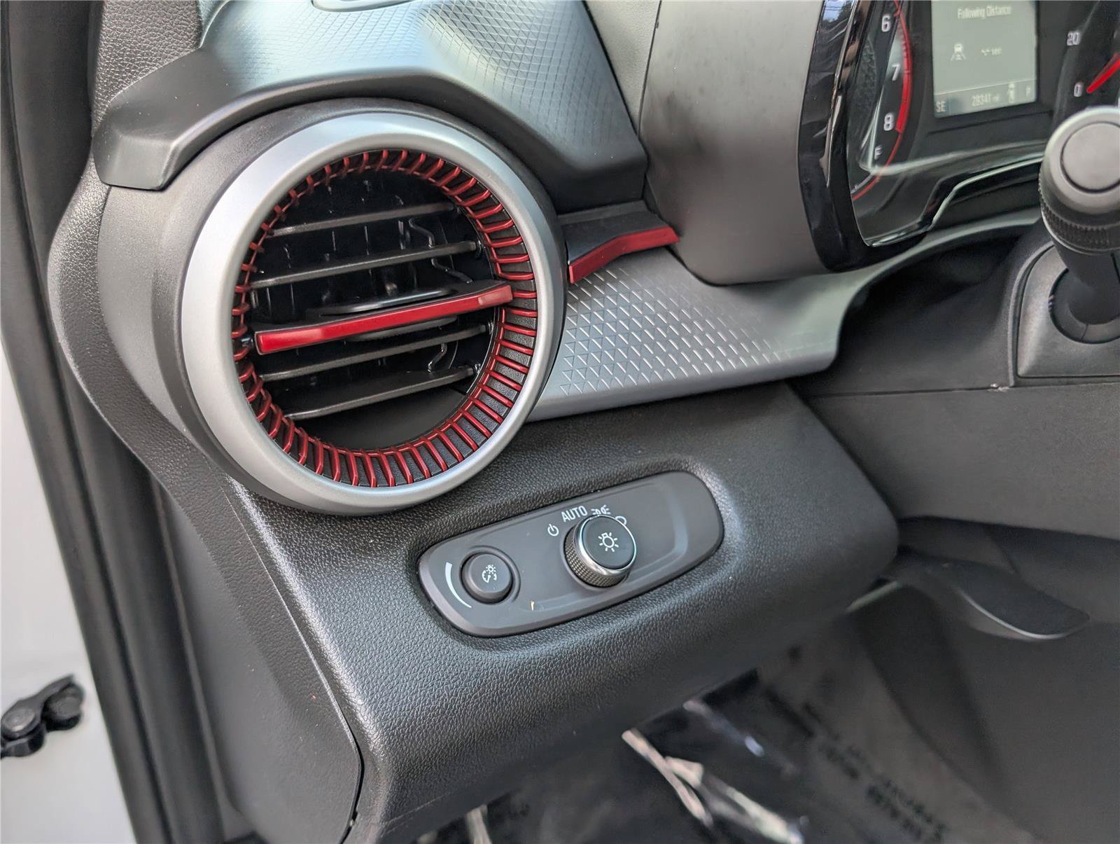 Used 2025 Chevrolet Trax RS w/ Sunroof Package FWD image 21