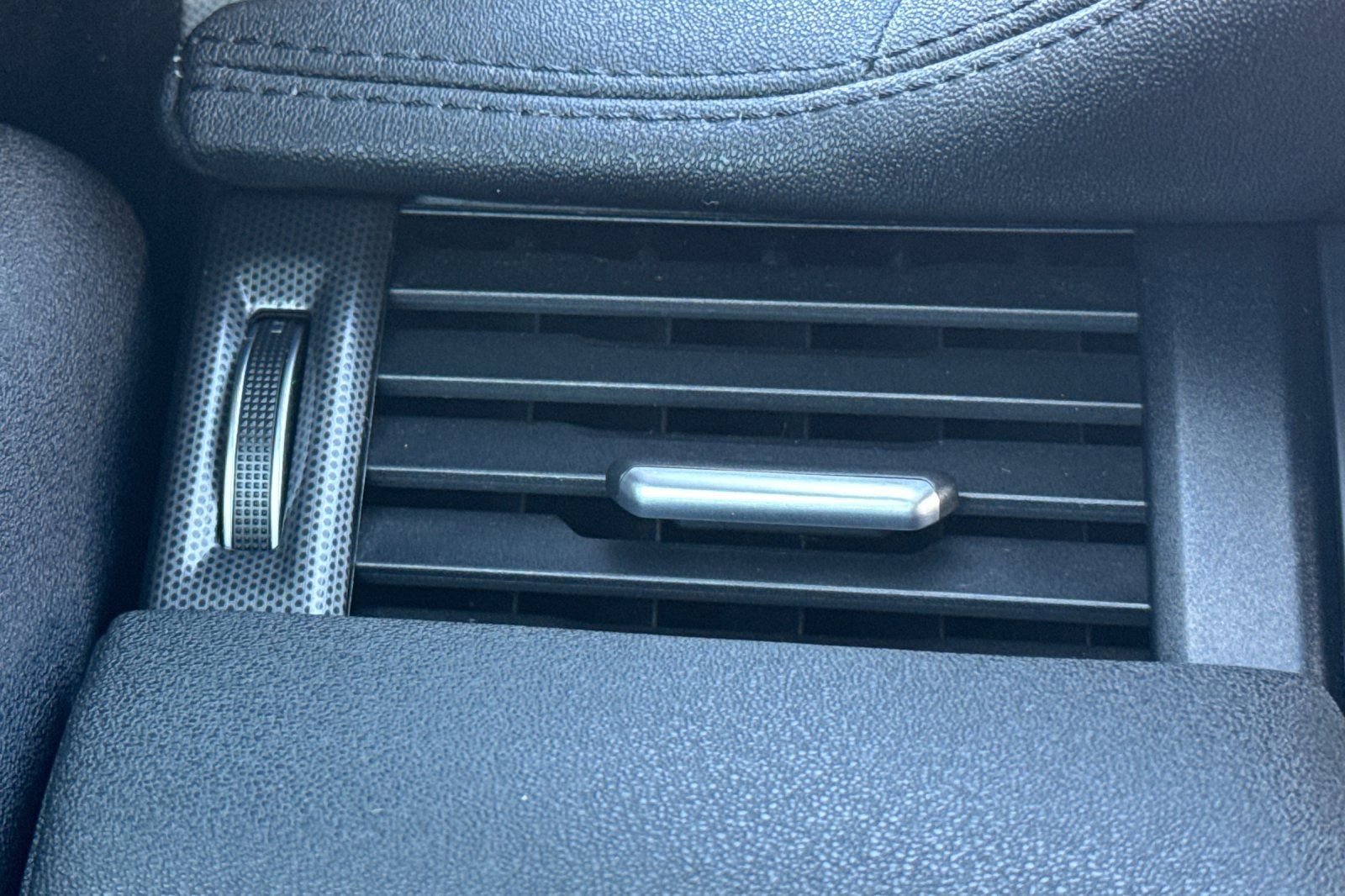 Used 2019 Land Rover Range Rover Evoque SE image 27