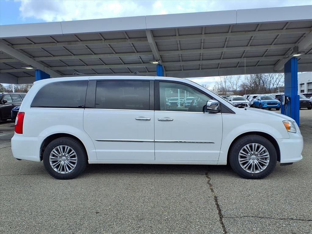 Used 2016 Chrysler Town & Country Touring-L image 4