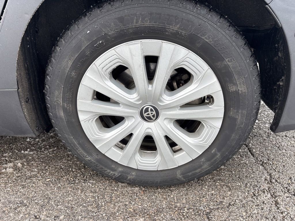 Used 2021 Toyota Prius LE image 5