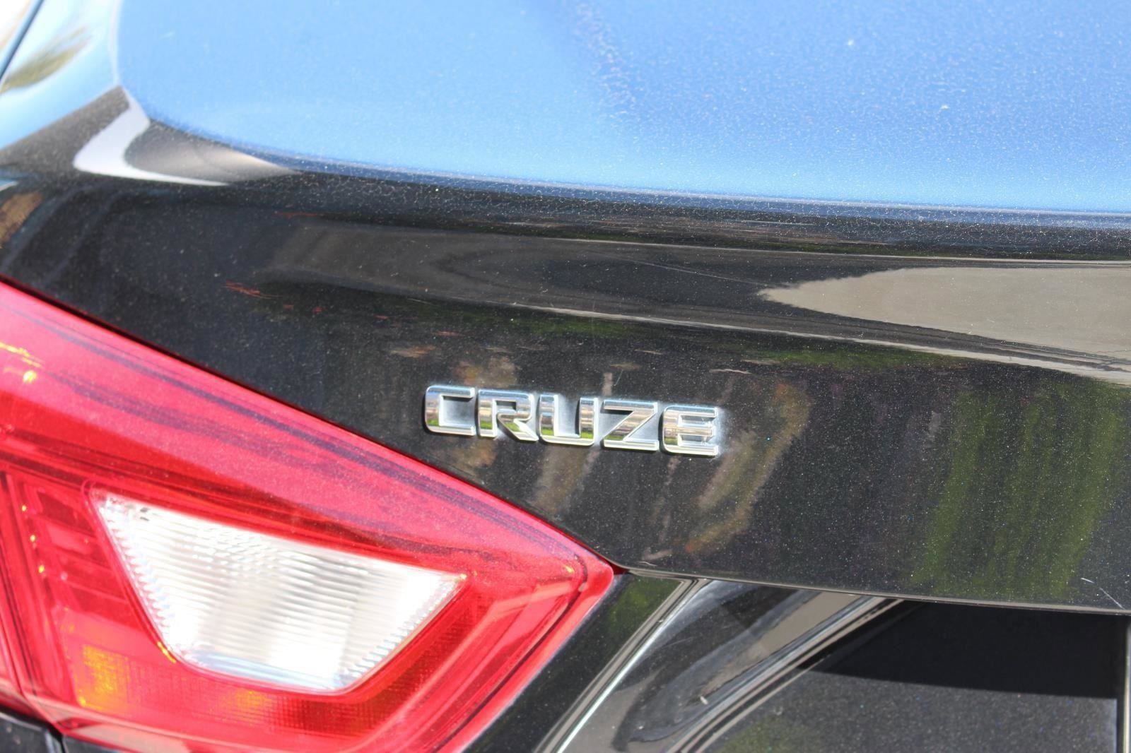 Used 2017 Chevrolet Cruze LS FWD image 11