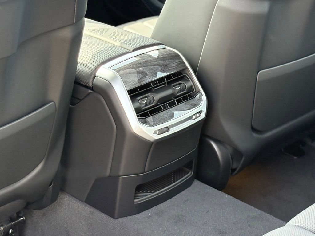 Used 2025 BMW i7 xDrive60 w/ Premium Package image 19