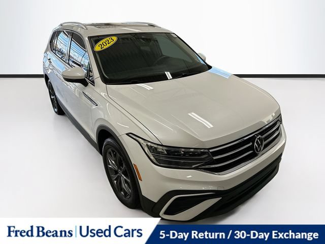 Used 2023 Volkswagen Tiguan SE FWD image 1