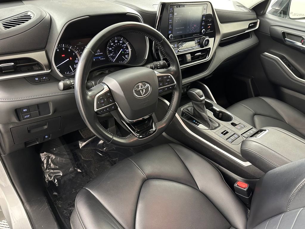 Used 2021 Toyota Highlander XLE AWD/4WD image 16