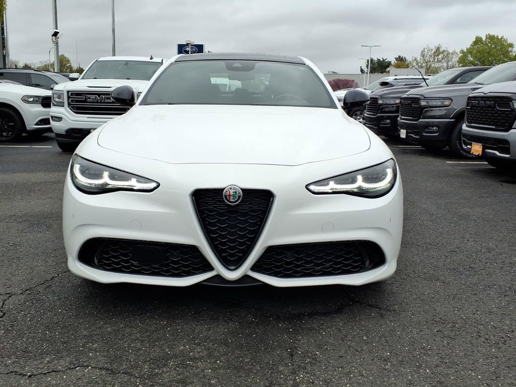 Used 2024 Alfa Romeo Giulia Veloce image 2