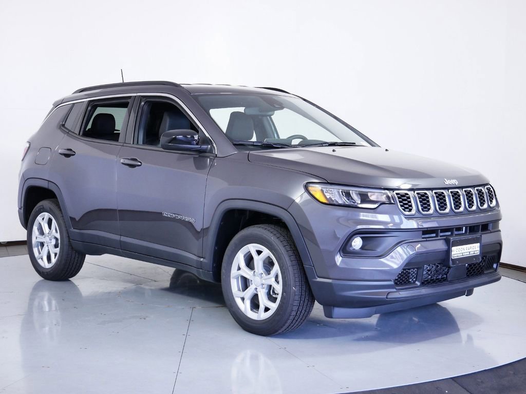 Used 2024 Jeep Compass Latitude image 2