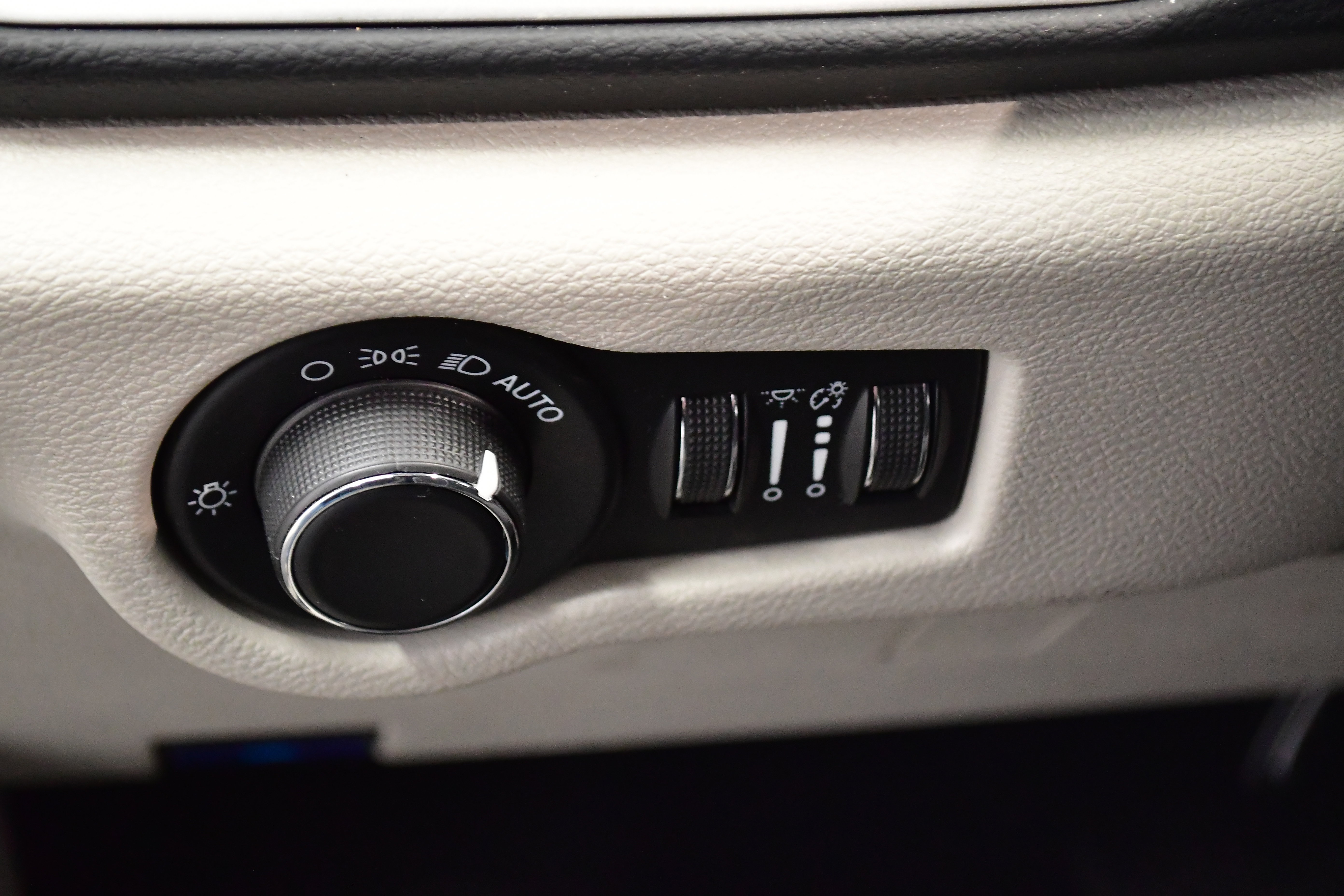 Used 2023 Chrysler Voyager LX FWD image 15