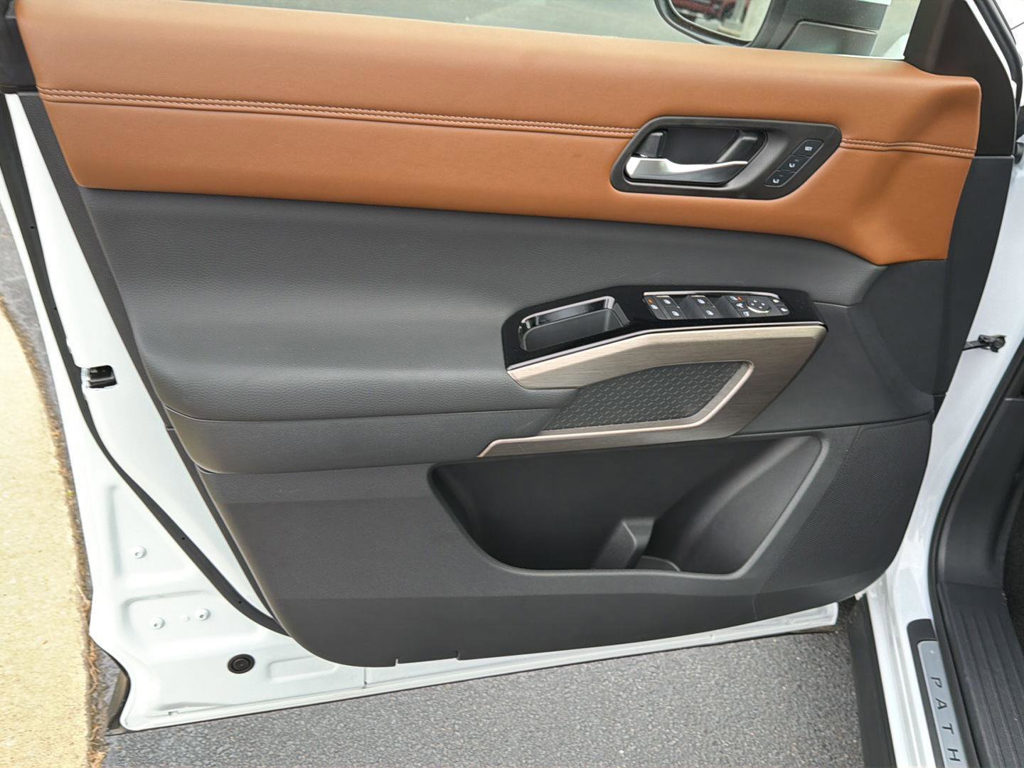 Used 2025 Nissan Pathfinder Platinum FWD image 18