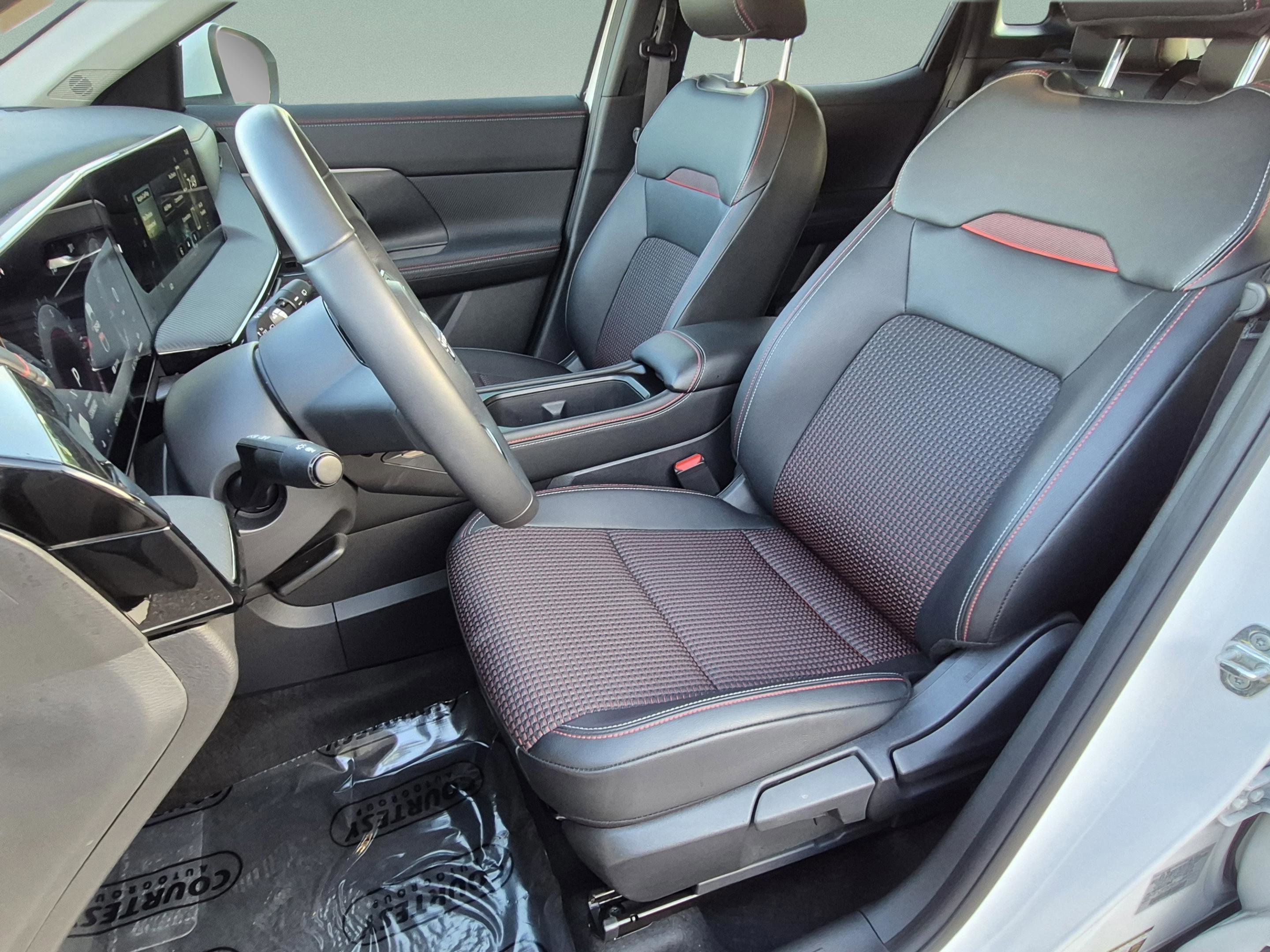 Certified 2025 Nissan Kicks SR FWD image 20