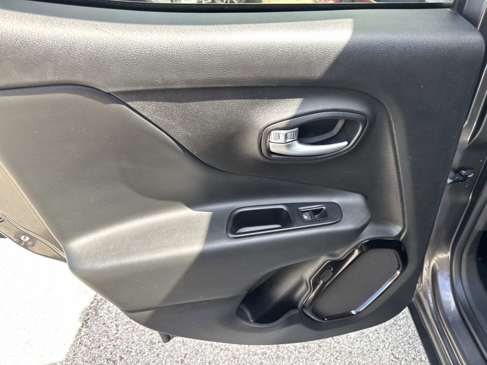 Used 2019 Jeep Renegade Altitude w/ Quick Order Package 2XM image 9