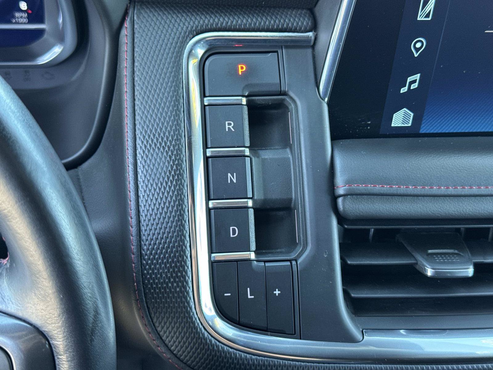 Used 2023 Chevrolet Suburban RST RWD image 17