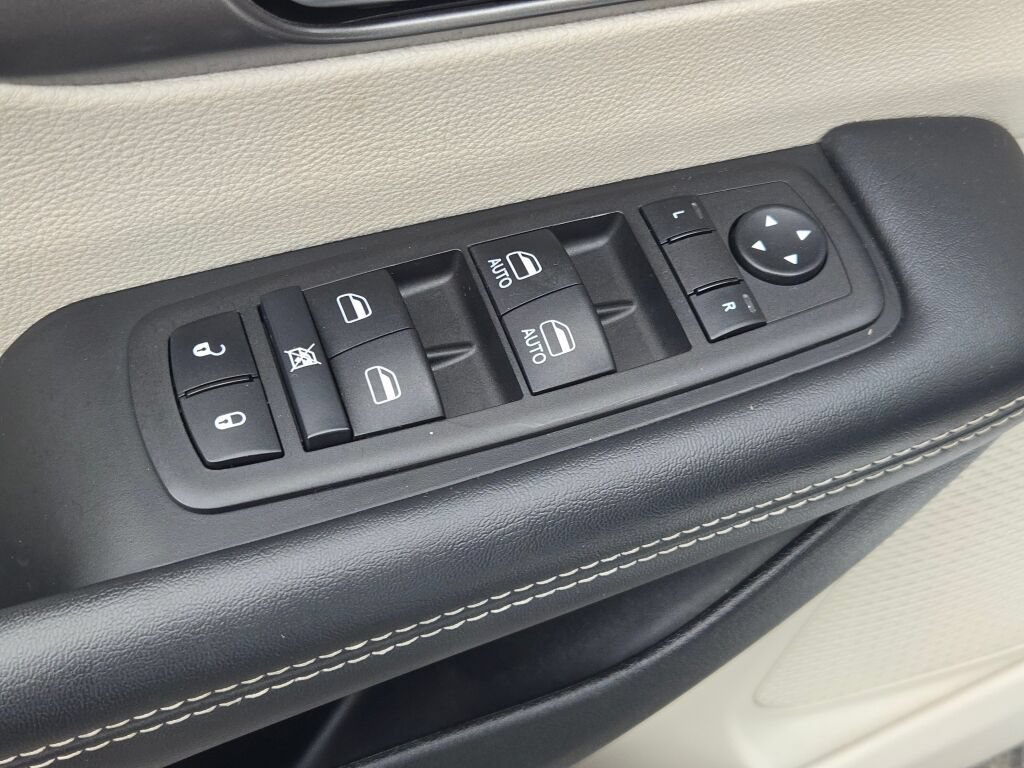 Certified 2024 Chrysler Pacifica Limited FWD image 27