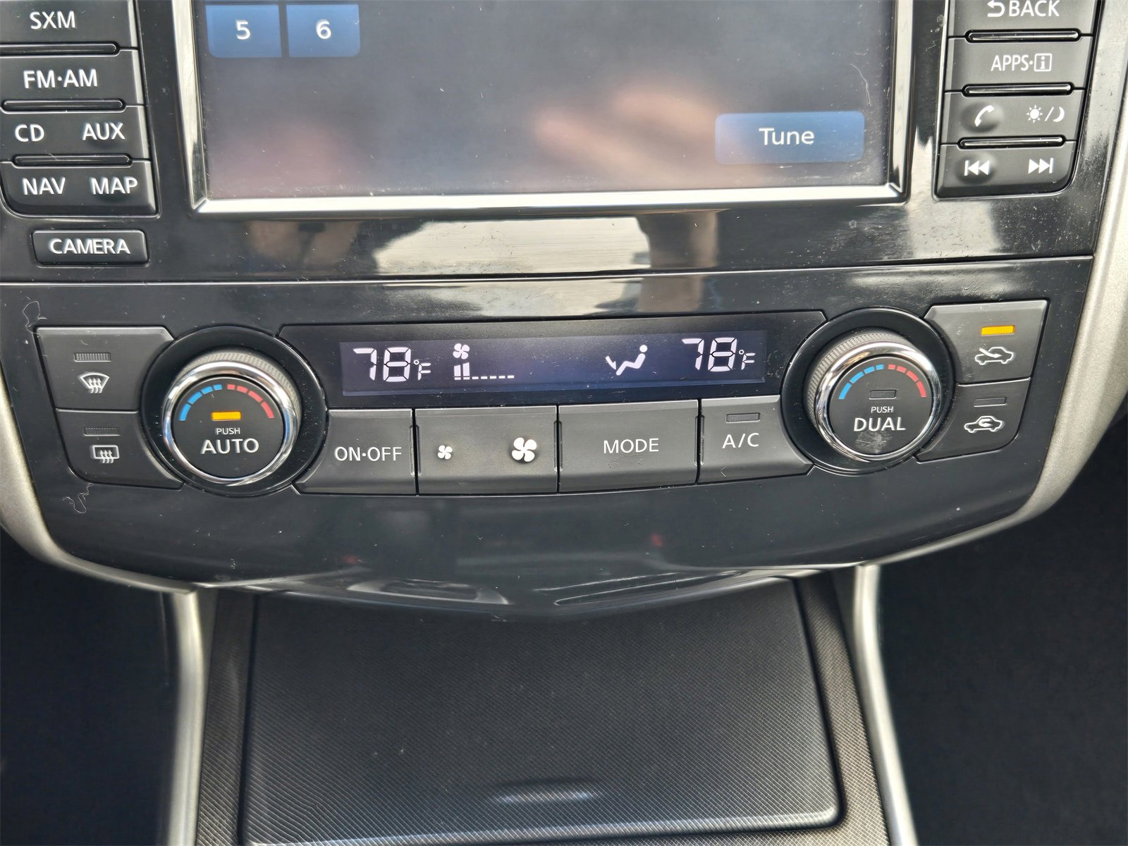 Used 2014 Nissan Altima 2.5 SL w/ Technology Package image 16