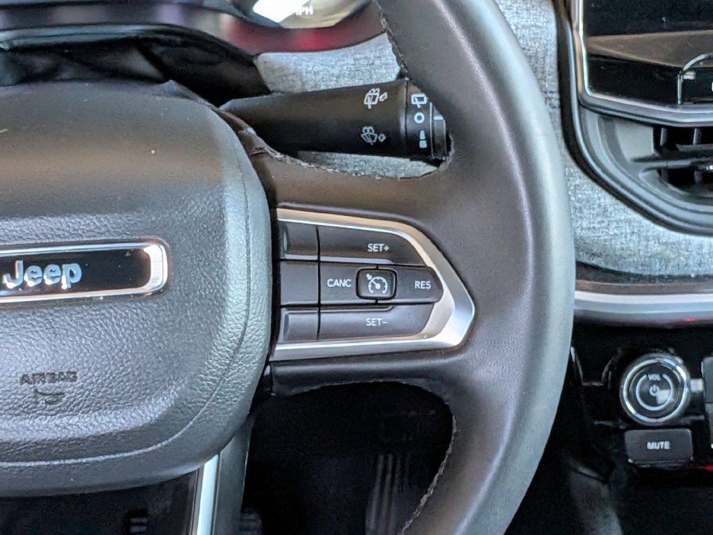 Used 2025 Jeep Compass Latitude w/ Sun & Sound Group AWD/4WD image 18