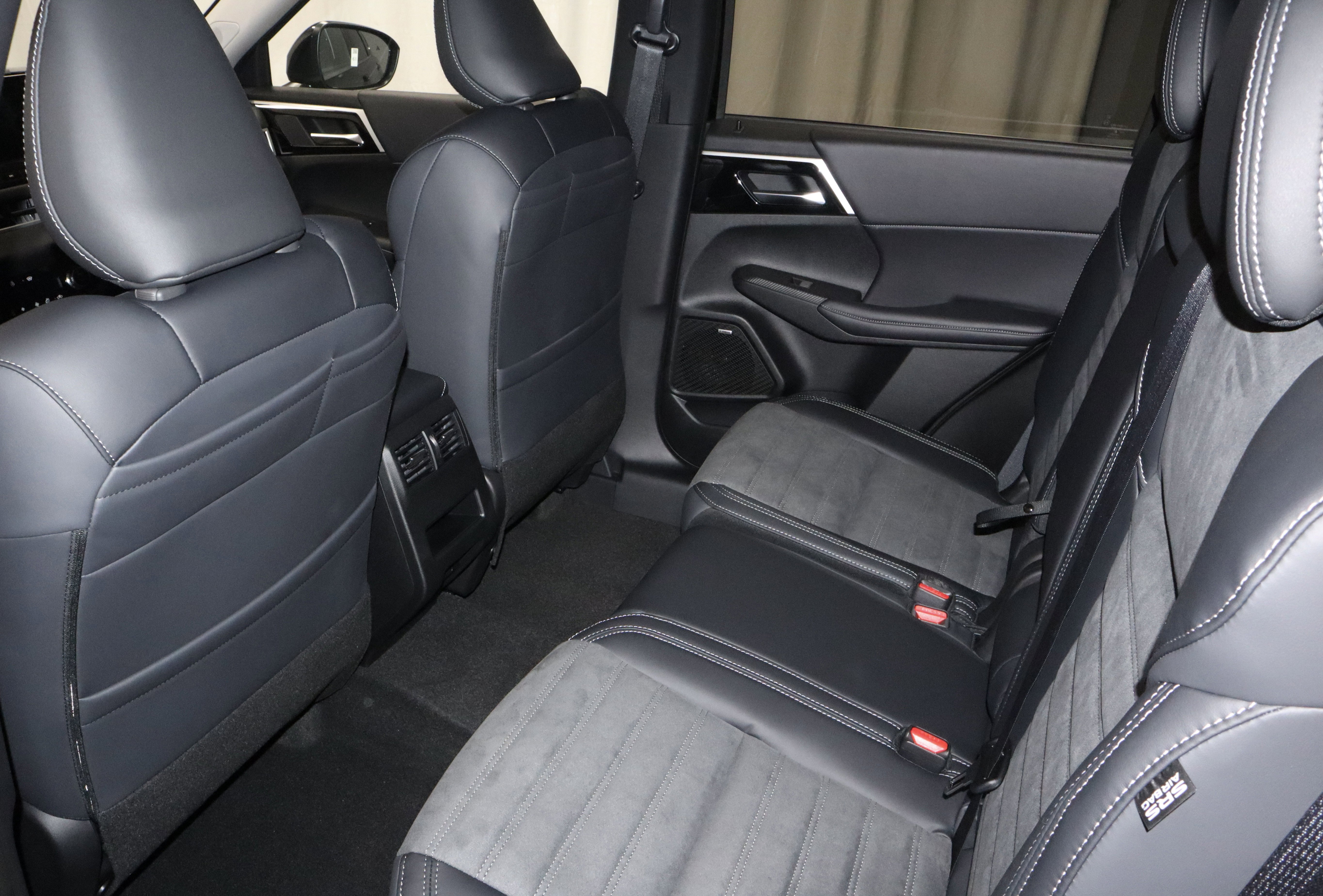 New 2026 Mitsubishi Outlander SE image 17