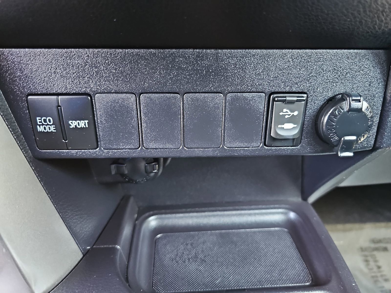 Used 2015 Toyota RAV4 LE image 25