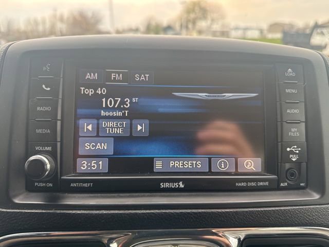 Used 2013 Chrysler Town & Country Touring FWD image 23
