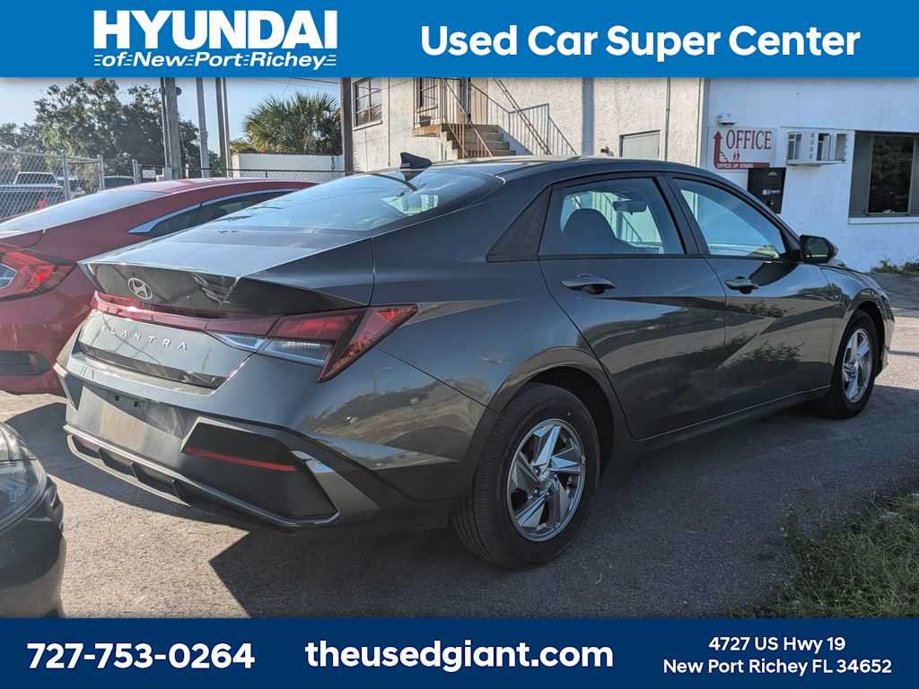 Used 2024 Hyundai Elantra SE FWD image 2