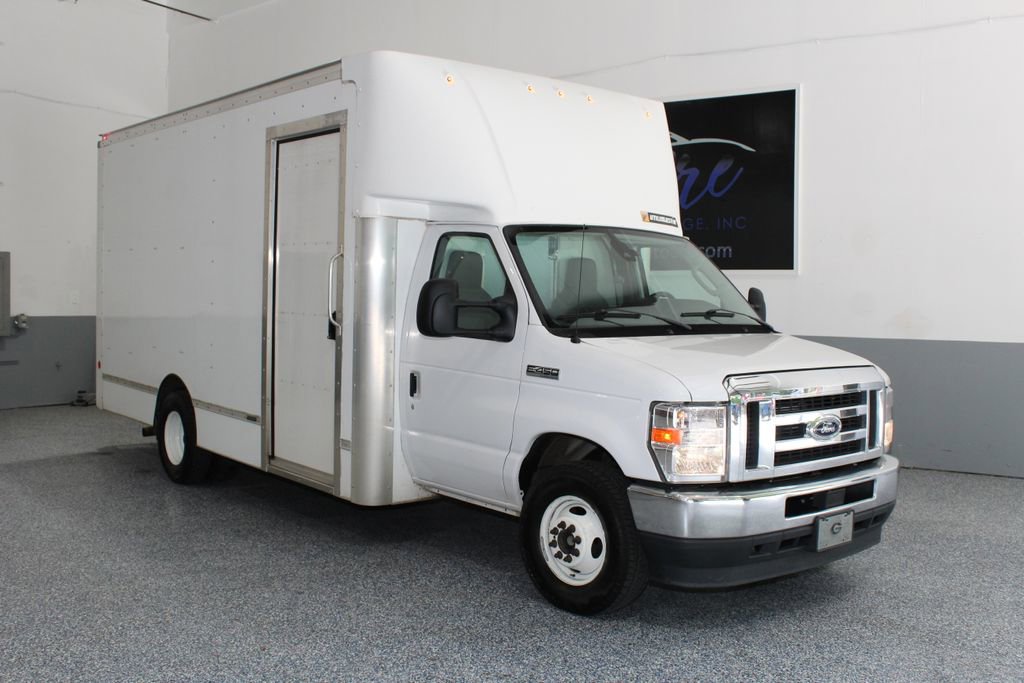 Used 2022 Ford E-450 and Econoline 450 Super Duty RWD image 1
