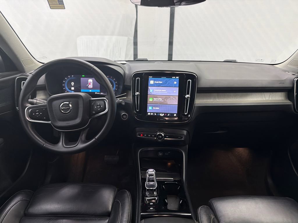 Used 2023 Volvo XC40 B5 Plus image 24