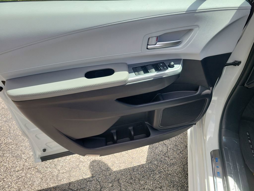 New 2026 Toyota Sienna XLE FWD image 18