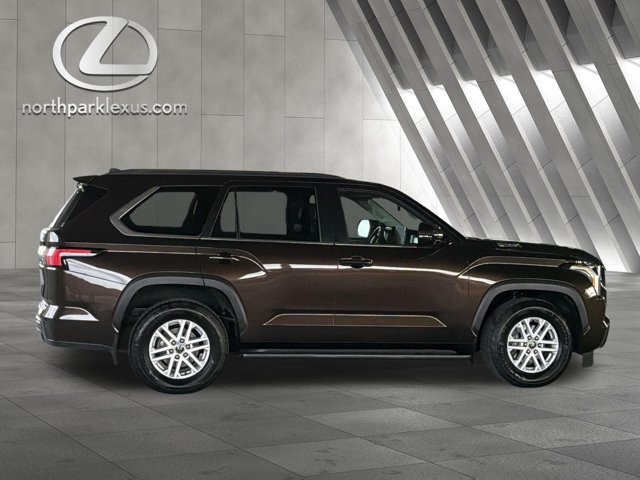 Used 2024 Toyota Sequoia SR5 w/ SR5 Premium Package AWD/4WD image 4