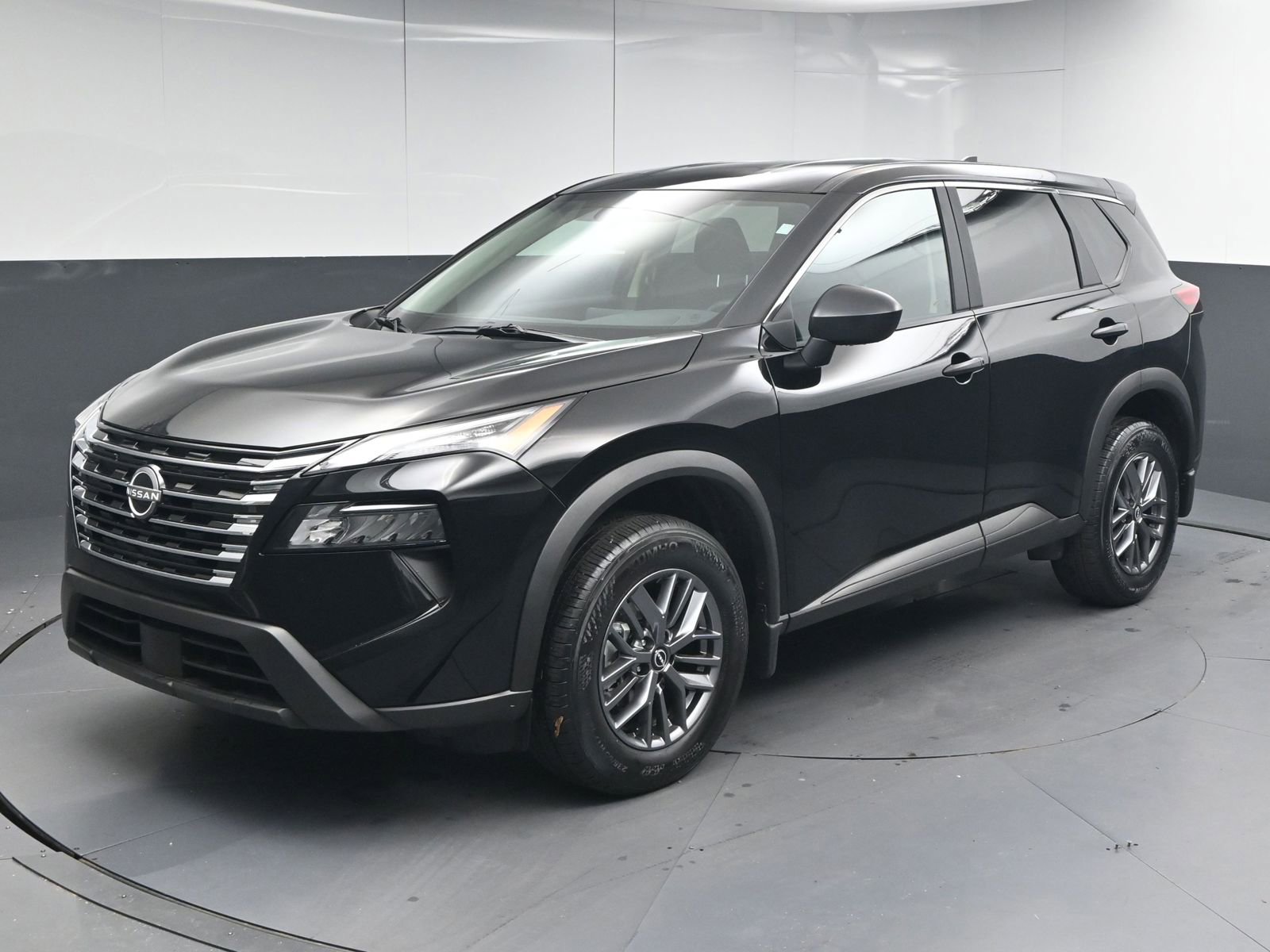 Used 2025 Nissan Rogue S image 3