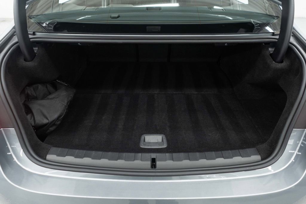 Used 2024 BMW 330e xDrive image 30