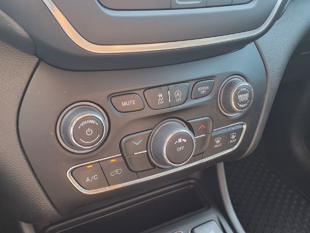 Used 2022 Jeep Cherokee Latitude AWD/4WD image 18