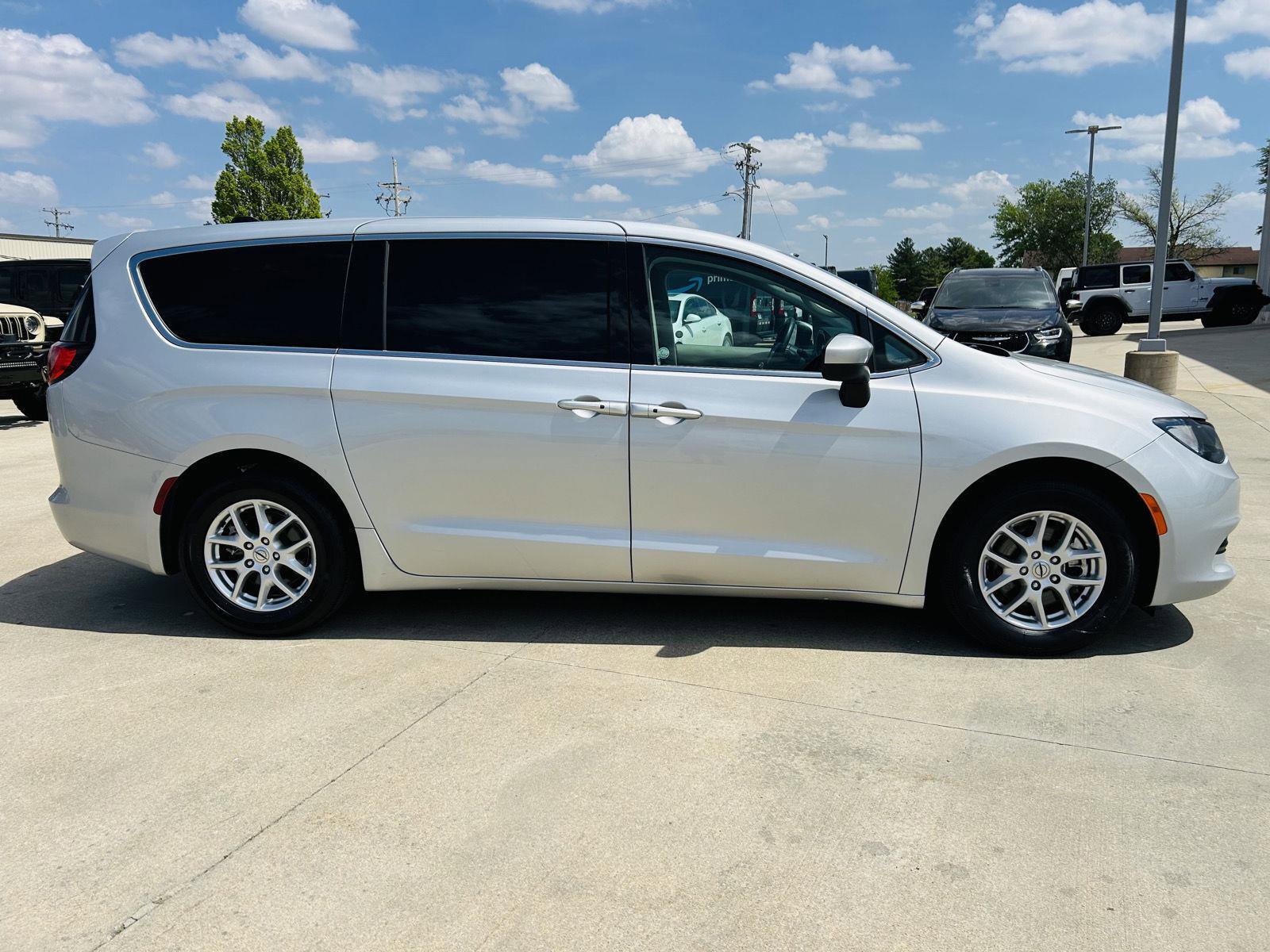 Used 2023 Chrysler Voyager LX image 37