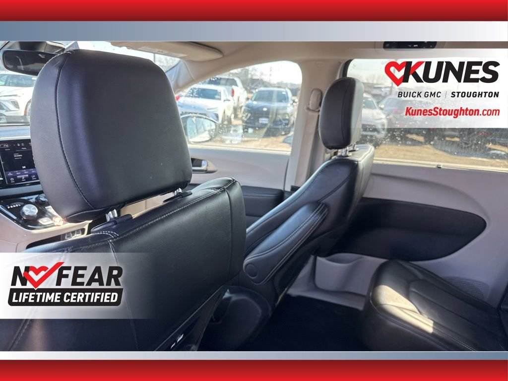Used 2023 Chrysler Pacifica Touring-L image 36