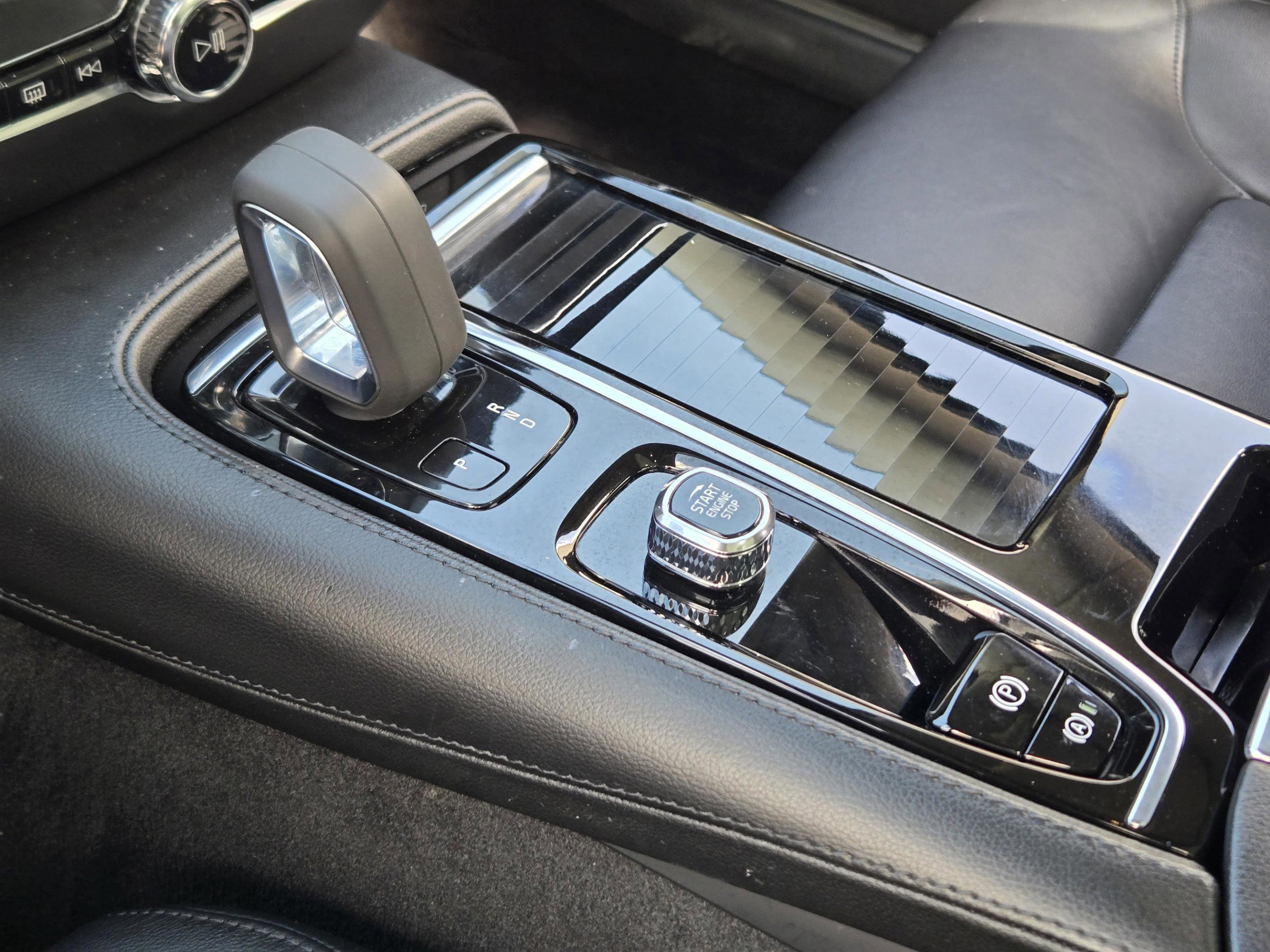 Used 2022 Volvo S60 T8 R-Design Expression w/ Premium Package image 17