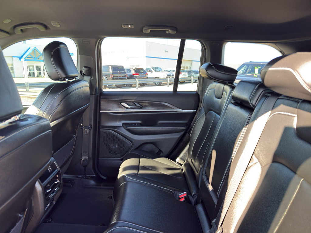 Used 2024 Jeep Grand Cherokee Limited w/ Black Appearance Package image 33