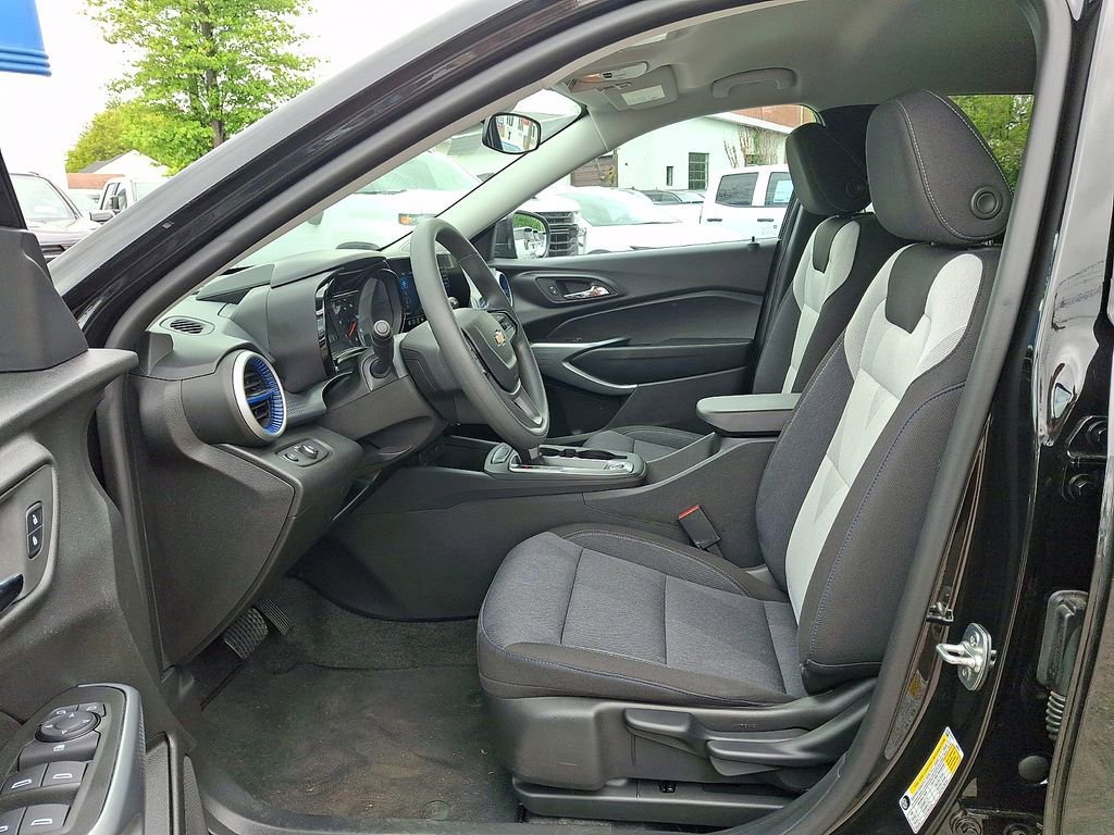 Used 2025 Chevrolet Trax LS w/ LS Convenience Package FWD image 13