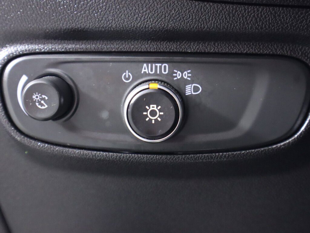Used 2018 Chevrolet Equinox LT w/ Sun & Infotainment Package AWD/4WD image 10