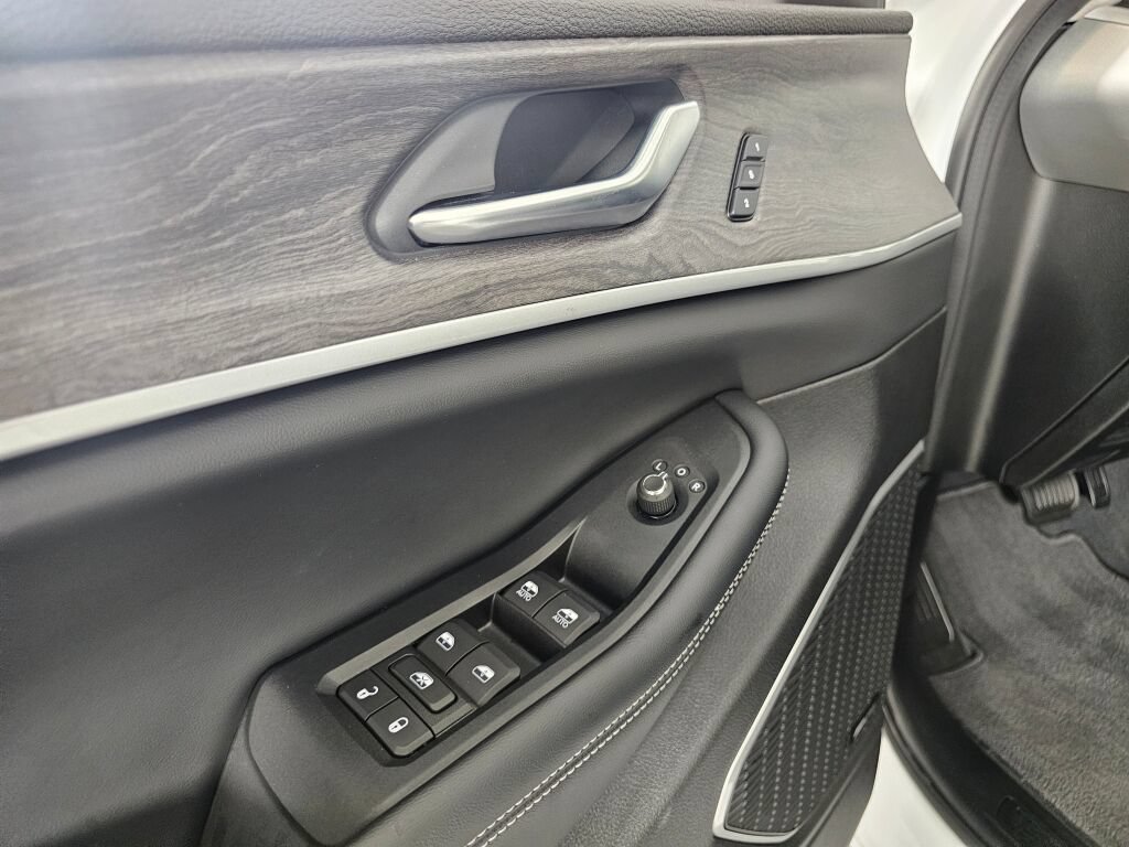 Used 2023 Jeep Grand Cherokee 4WD 4xe image 19