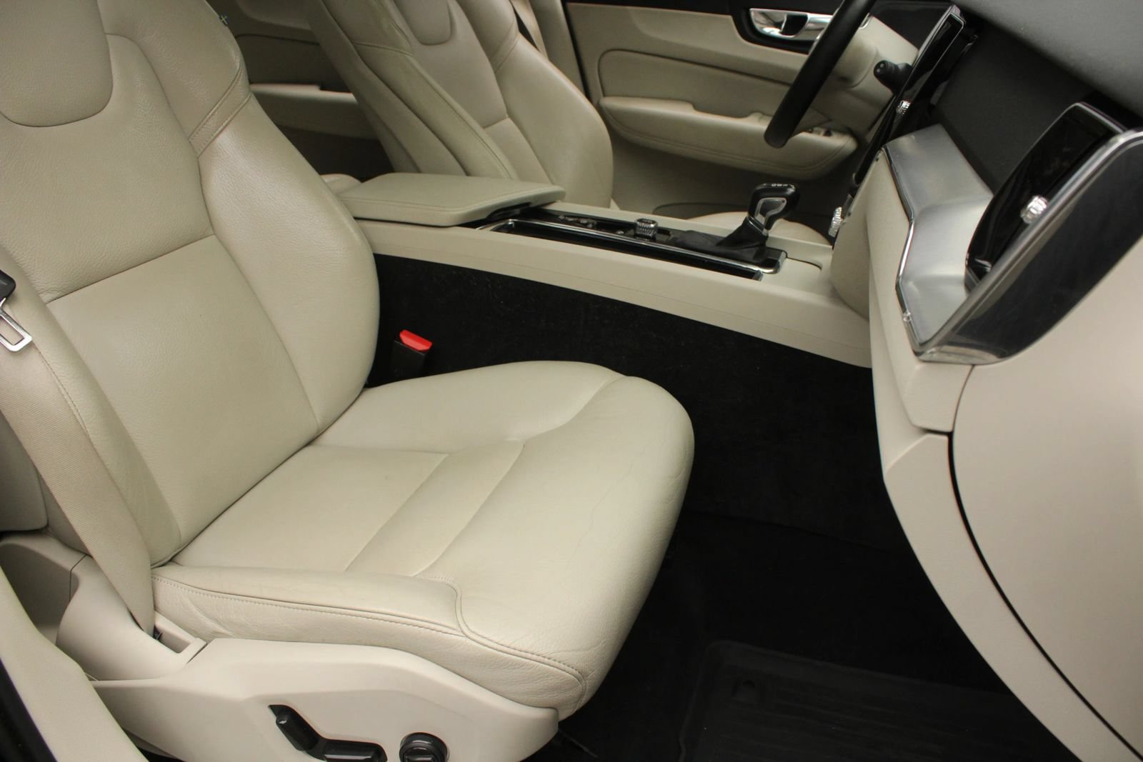Used 2019 Volvo XC60 T5 Momentum w/ Multimedia Package AWD/4WD image 31