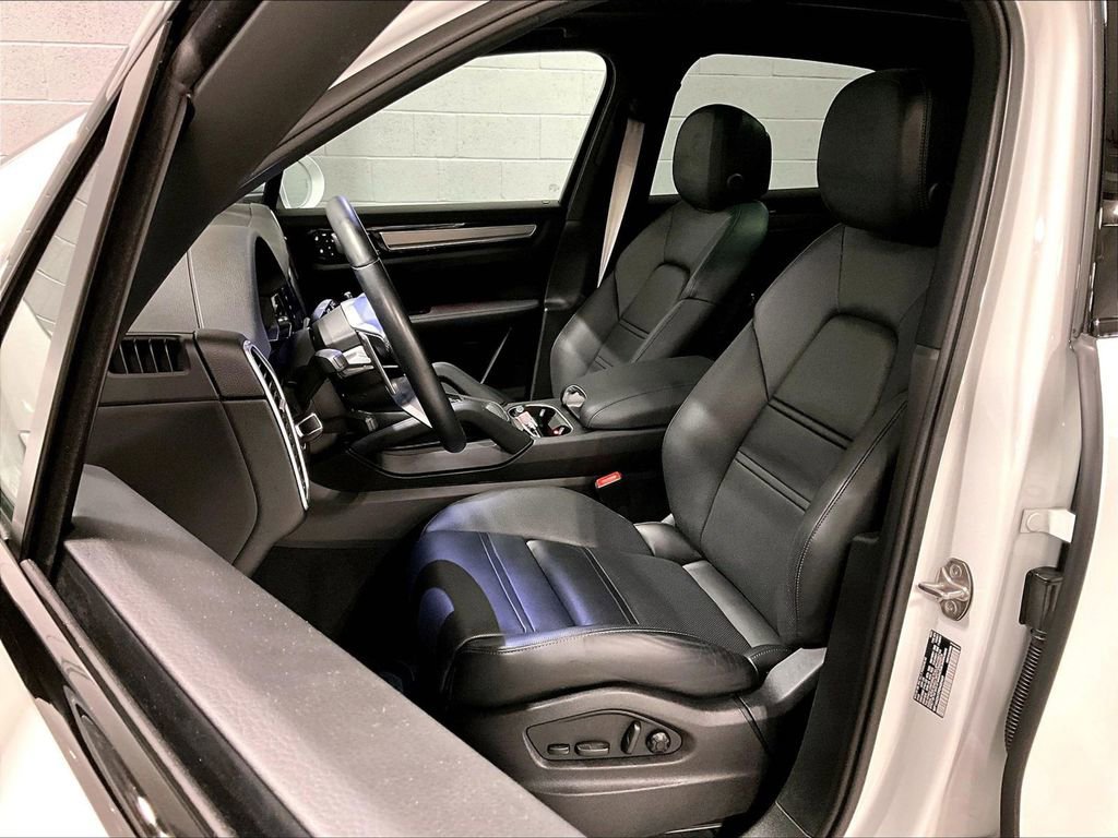 Certified 2023 Porsche Cayenne Platinum Edition image 5