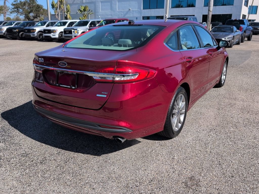 Used 2017 Ford Fusion SE w/ Fusion SE Technology Package image 3