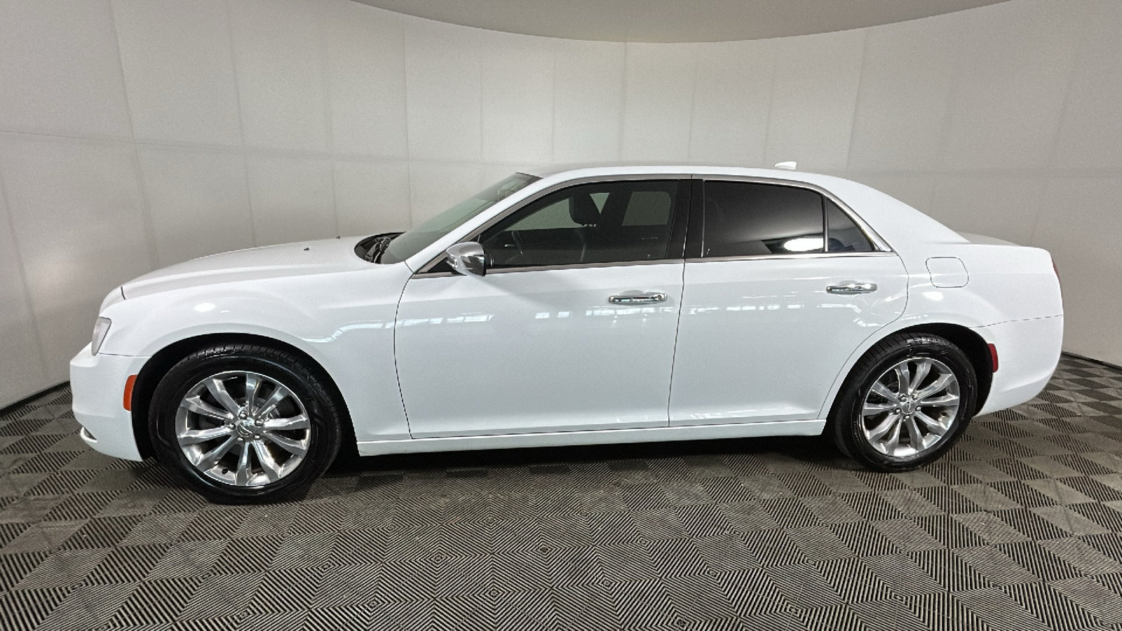 Used 2018 Chrysler 300 Limited AWD/4WD image 6