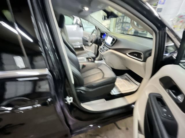 Used 2024 Chrysler Pacifica Touring-L FWD image 24