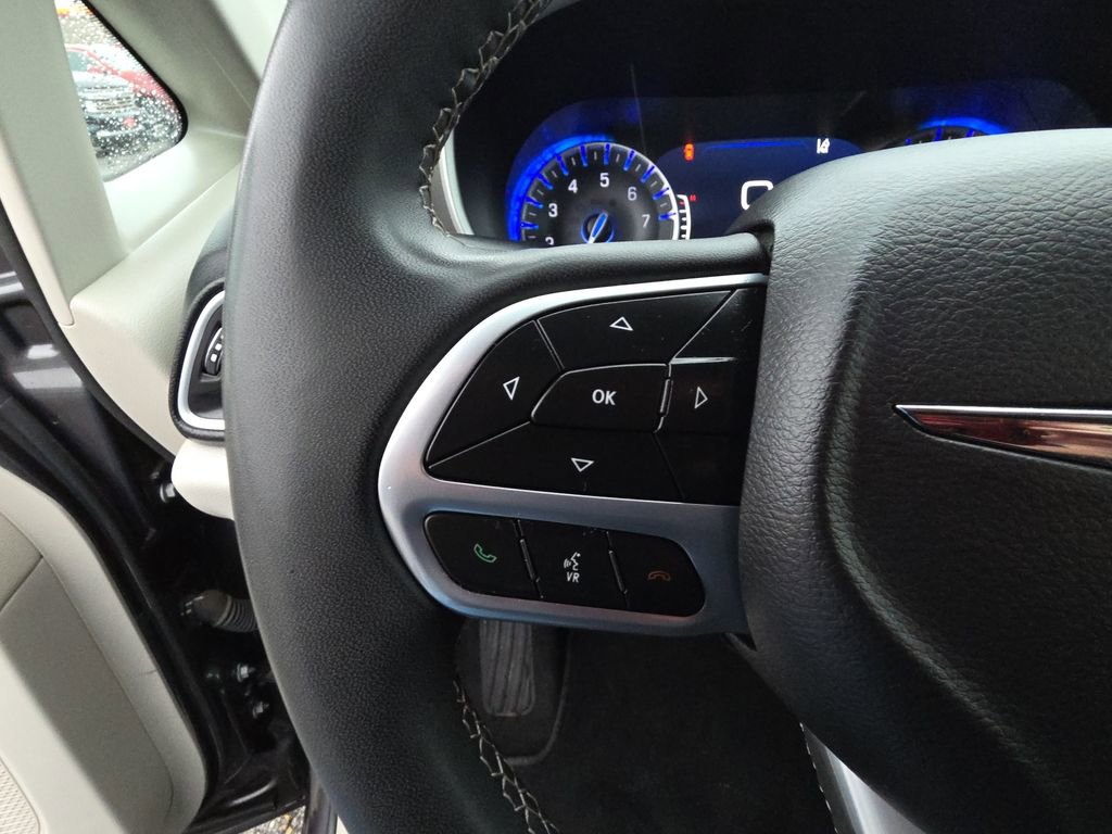 Used 2023 Chrysler Pacifica Touring-L image 18
