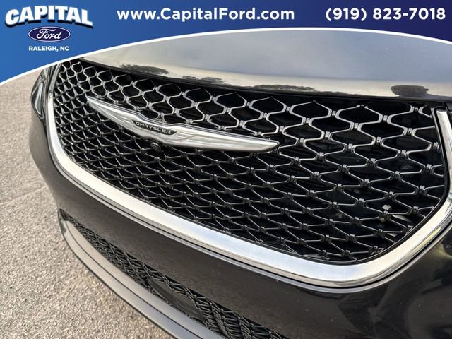 Used 2023 Chrysler Pacifica Touring-L FWD image 10