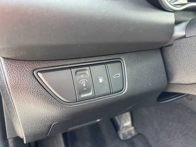 Used 2025 Genesis G70 2.5T image 16