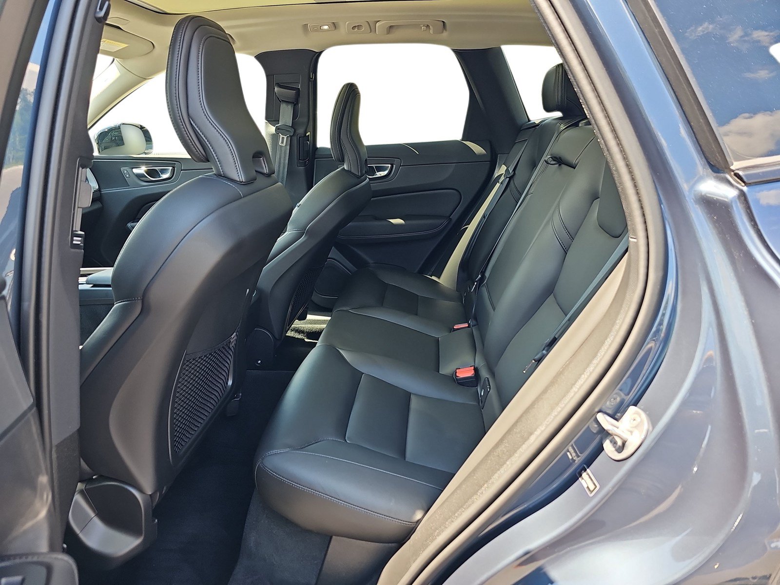 Used 2024 Volvo XC60 B5 Core w/ Protection Package Premier AWD/4WD image 11